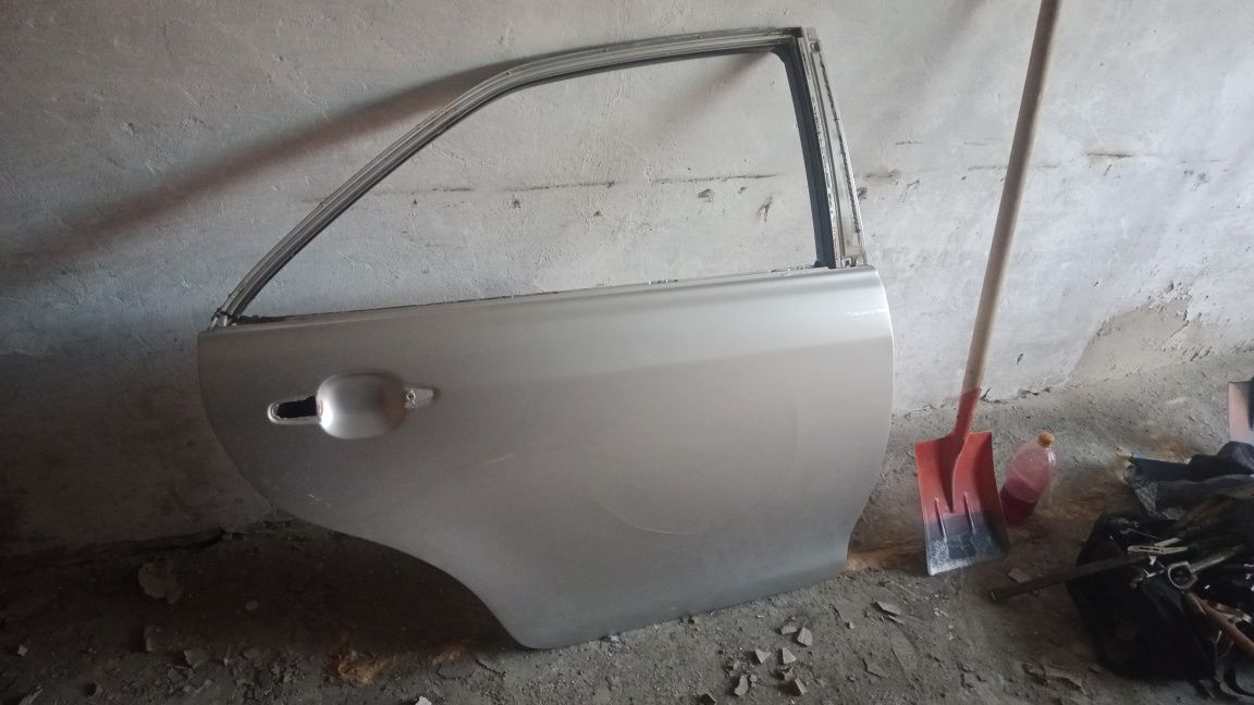Продам дверь камри 40