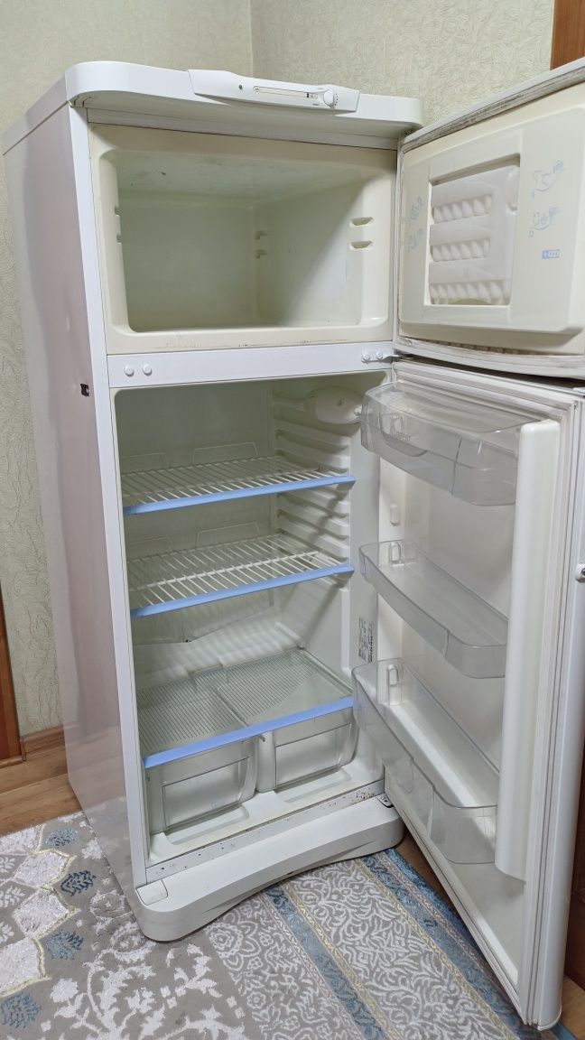 Холодильник Indesit