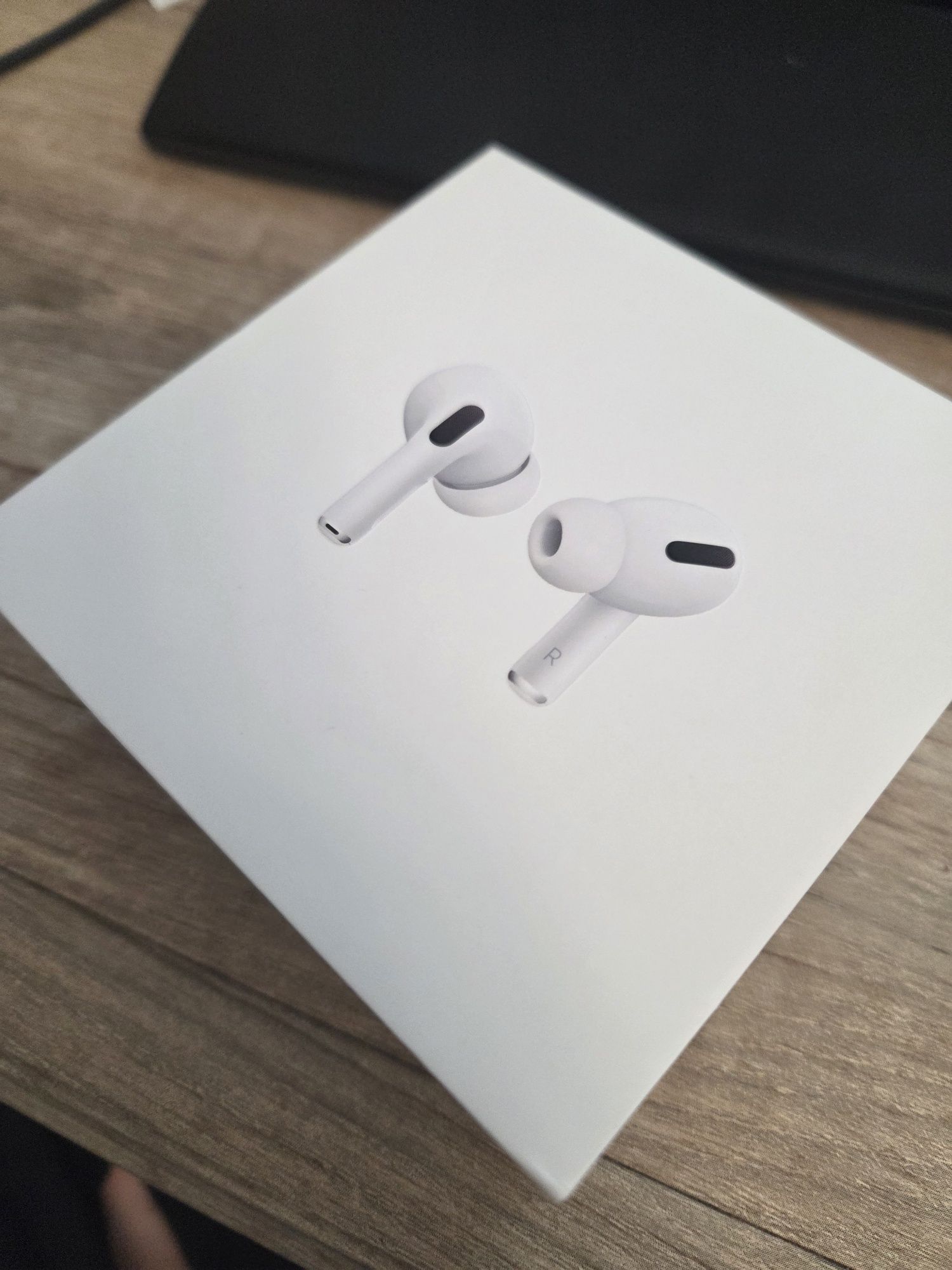 Наушники AirPods MagSafe charging case