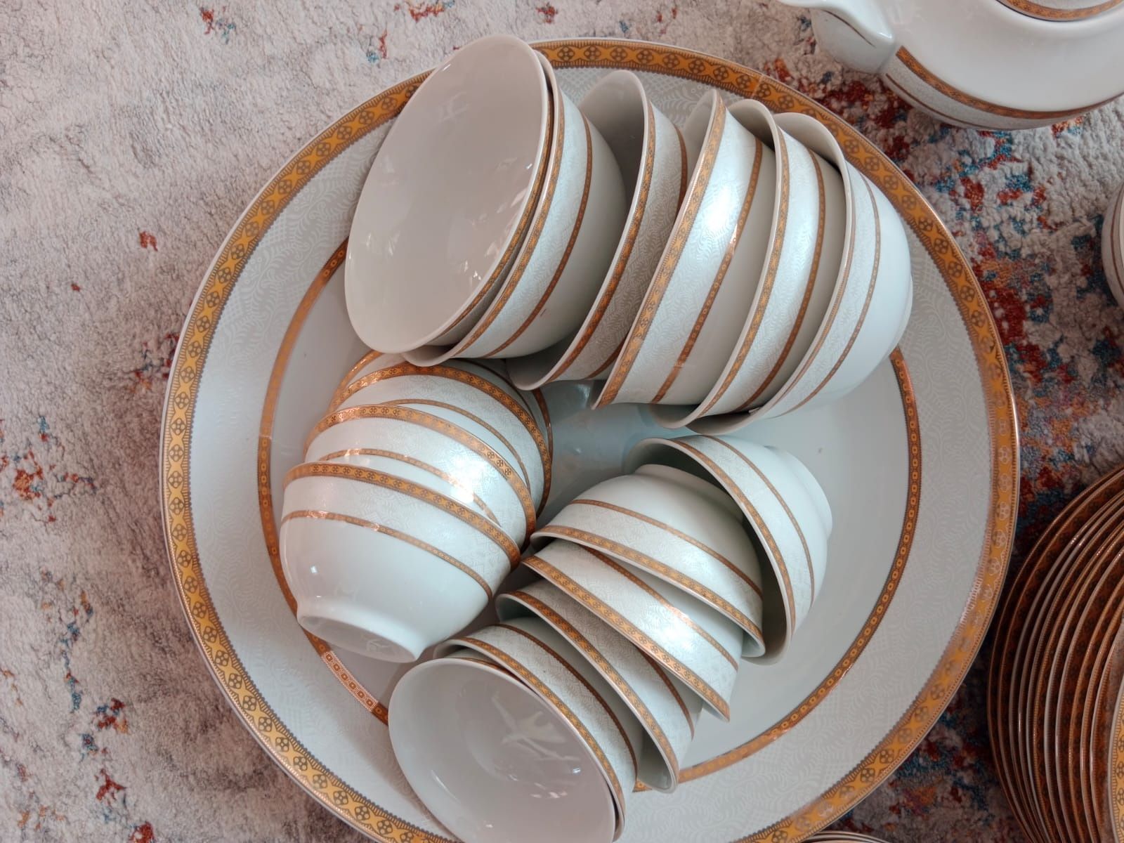 Продам сервиз Столовый. Новый.костянной форфор
