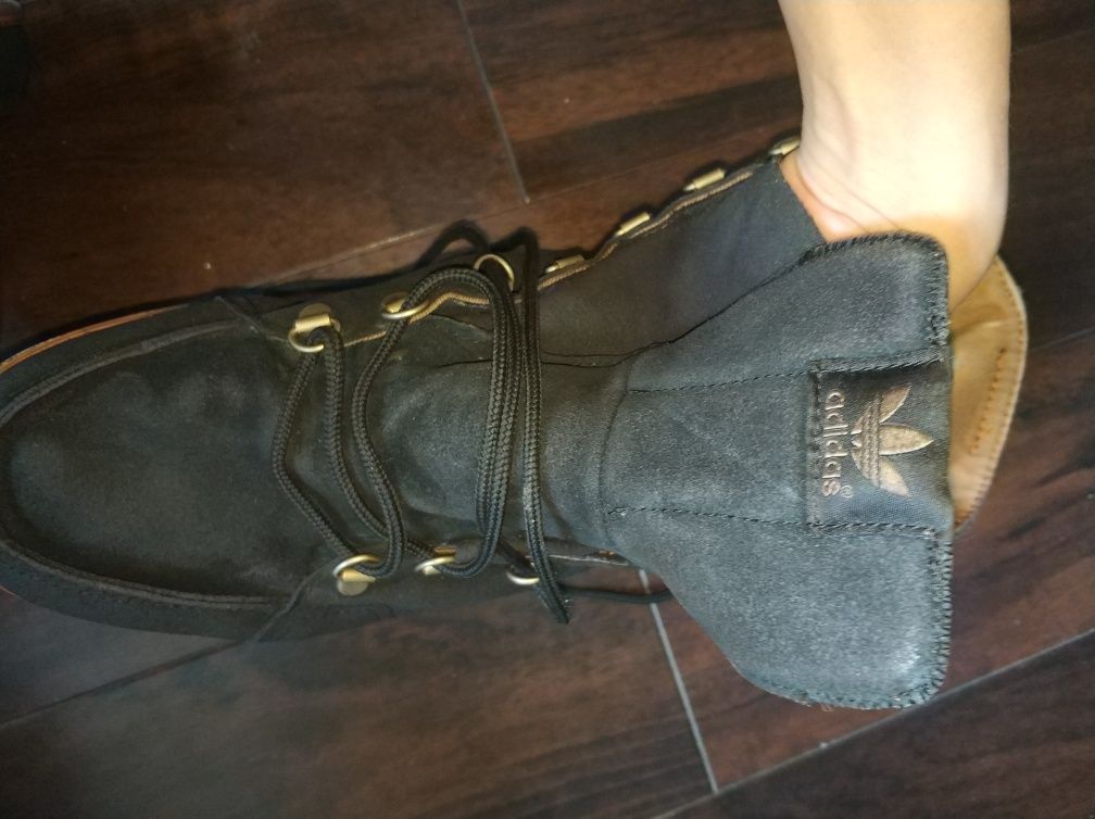 Продам осенью обувь от Addidas