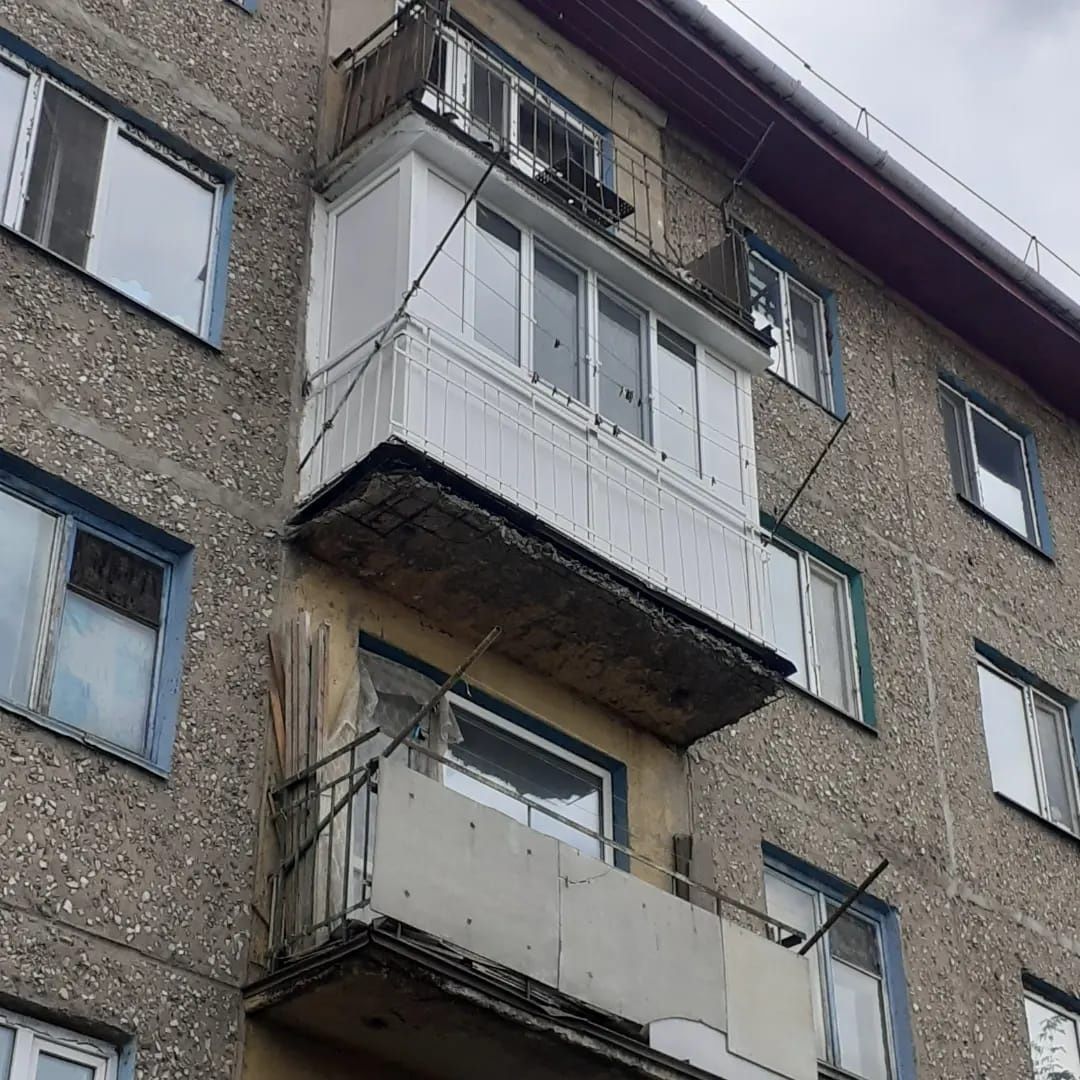 Изготовления балконов  дерево и пластик.