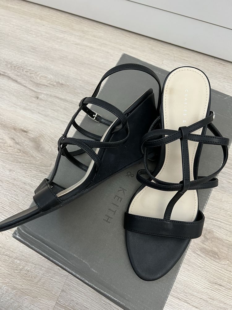 Продаются босоножки Charles & Keith