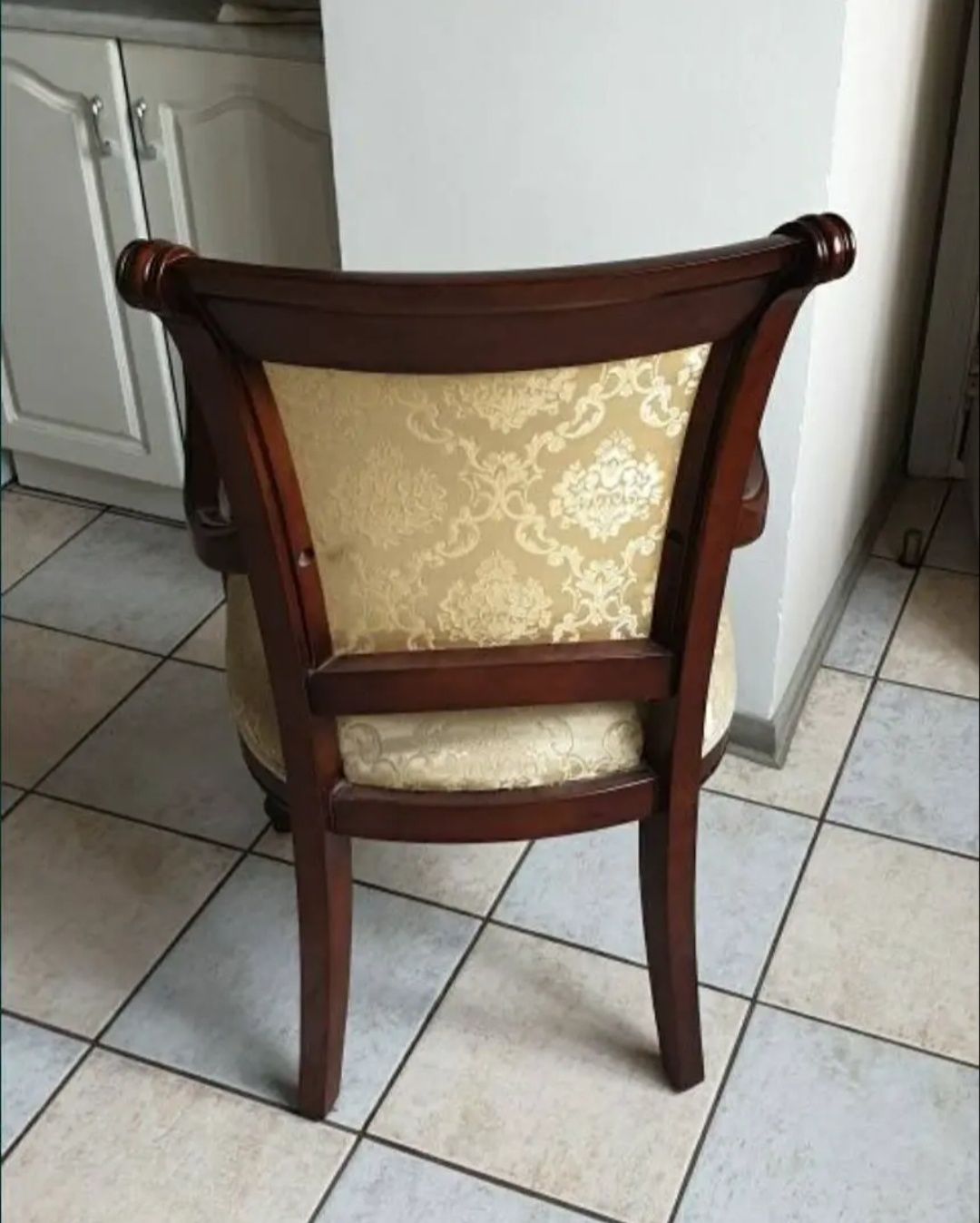Деревянный стол, стулья