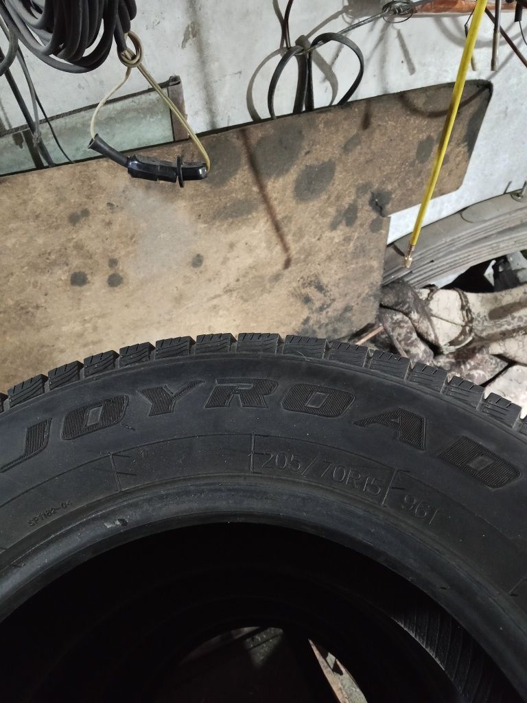 Продам зимние шины 205/70R15