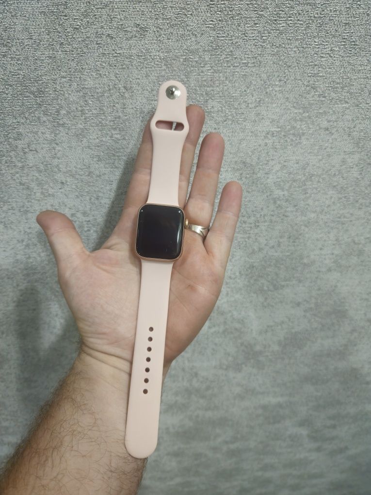 Смарт-часы Apple Watch SE 40 мм золотистый
