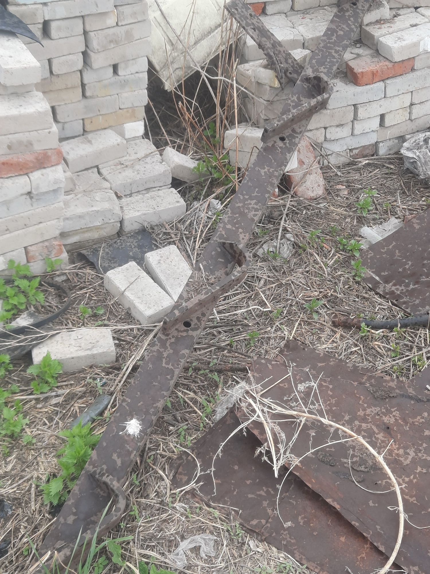 Продам 3 бака от комбайна и оснавную балку плуга
