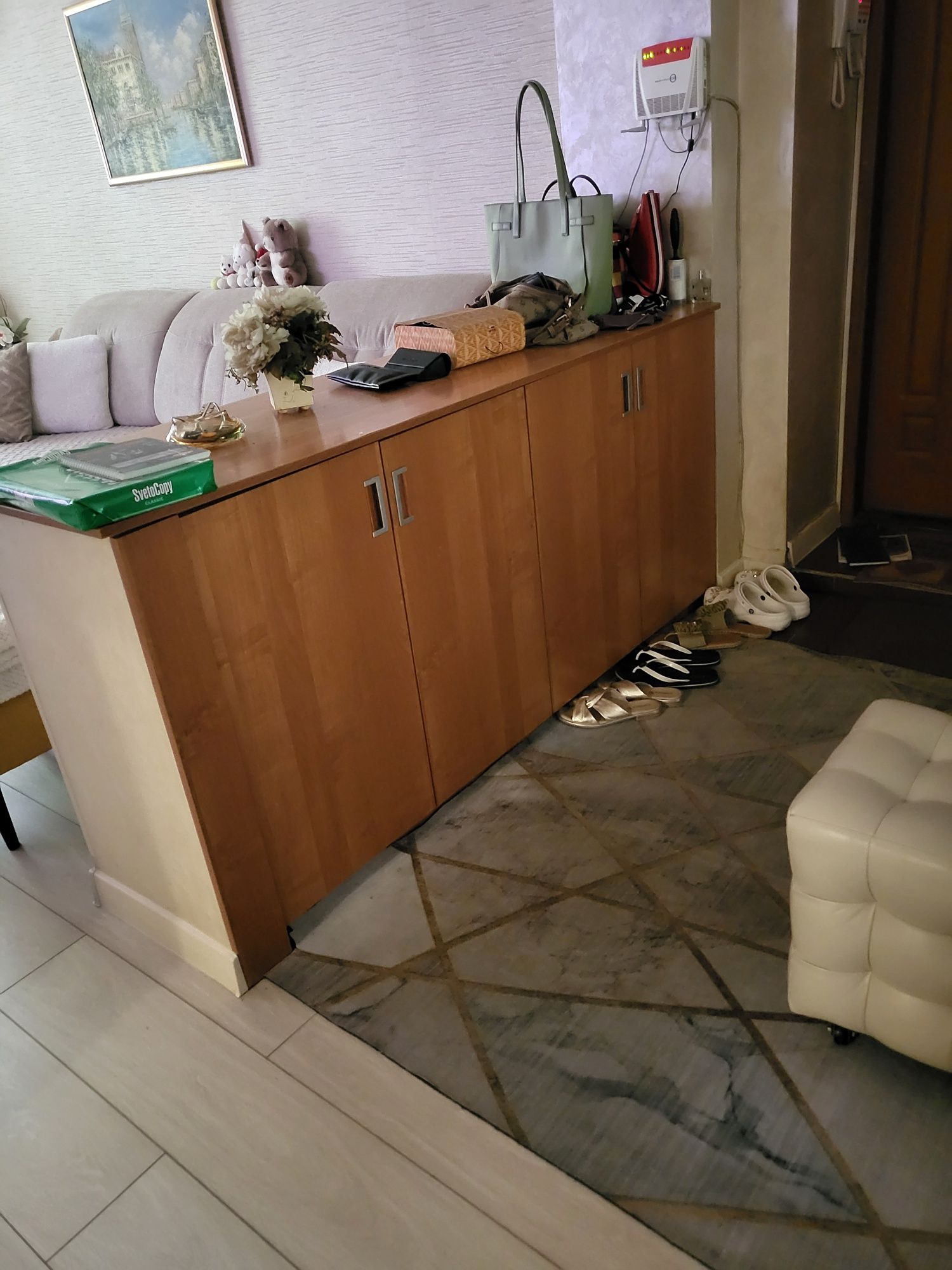 Шкаф купе в прихожую размер 215 на 250. Тумба для обуви в подарок