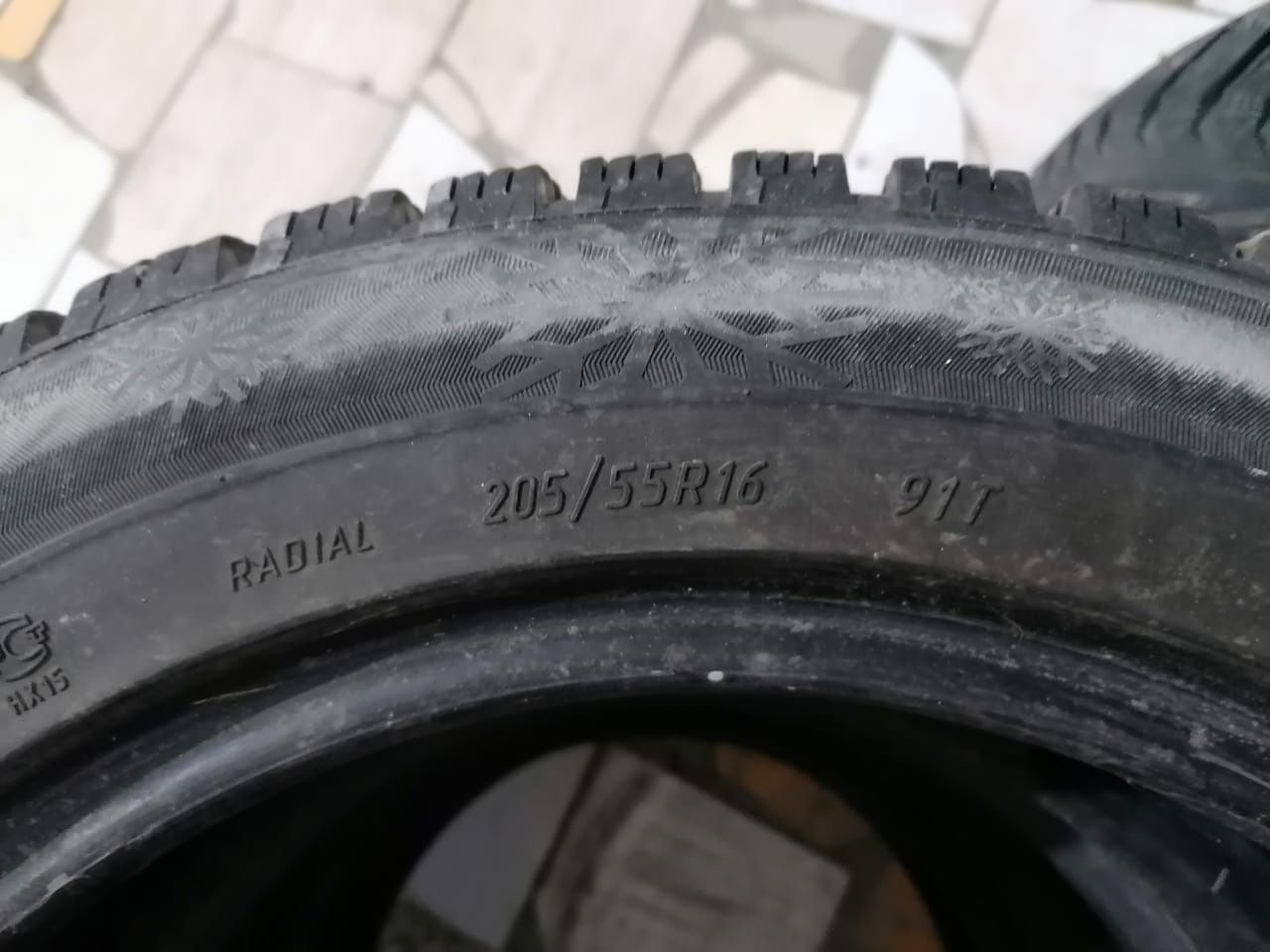 Продам комплект зимних шин 205/55/16