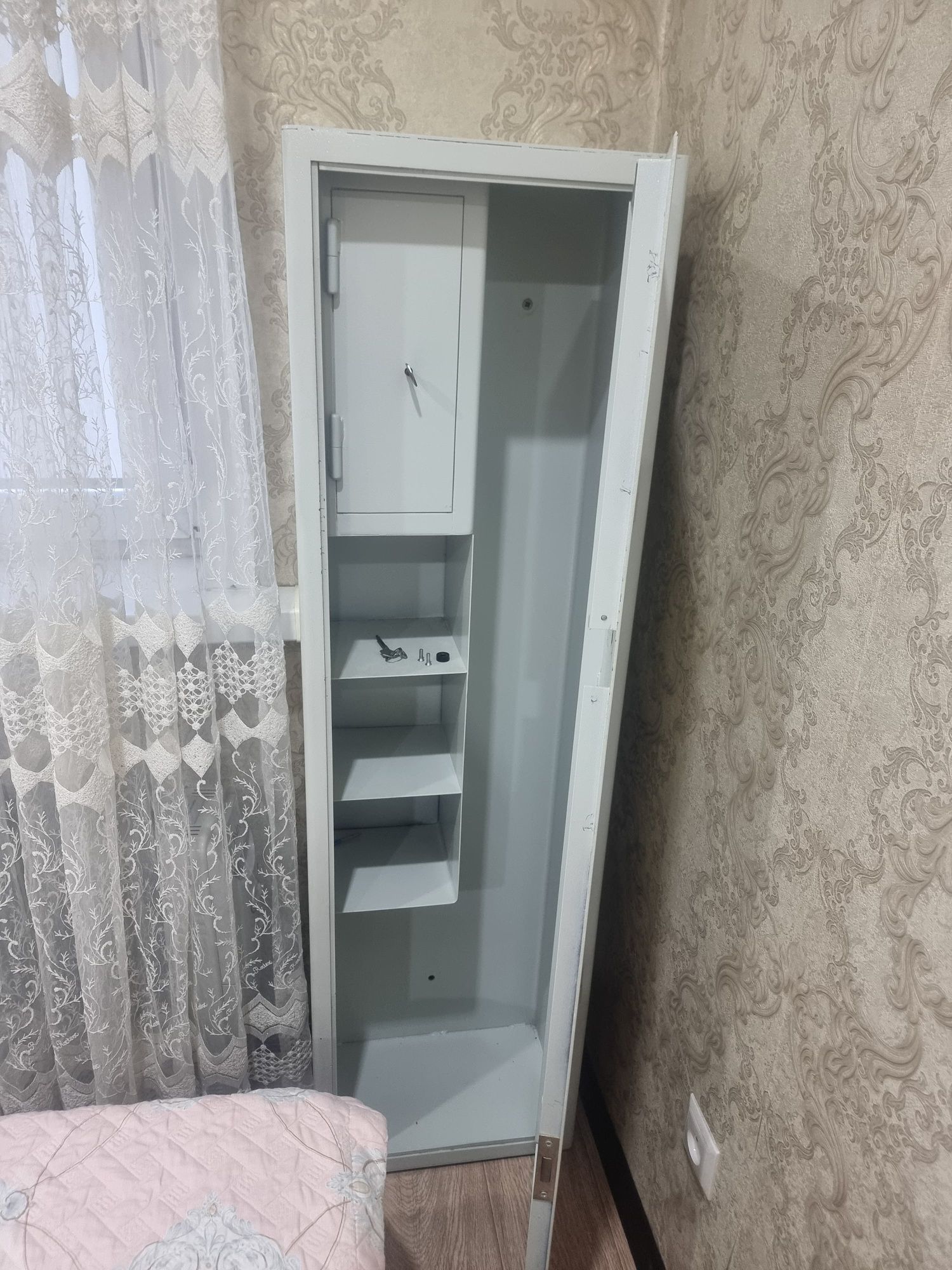 Новый металлический шкаф. Уют