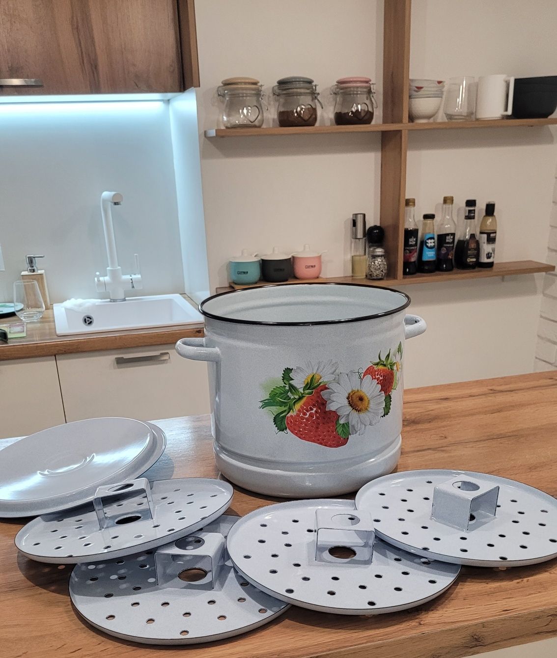 Продам эмалированную кастрюлю-мантоварку на 12 л