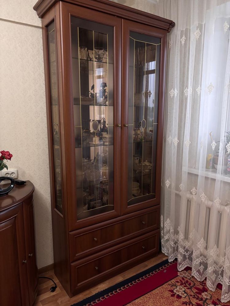 Сервант стеклянный с полками