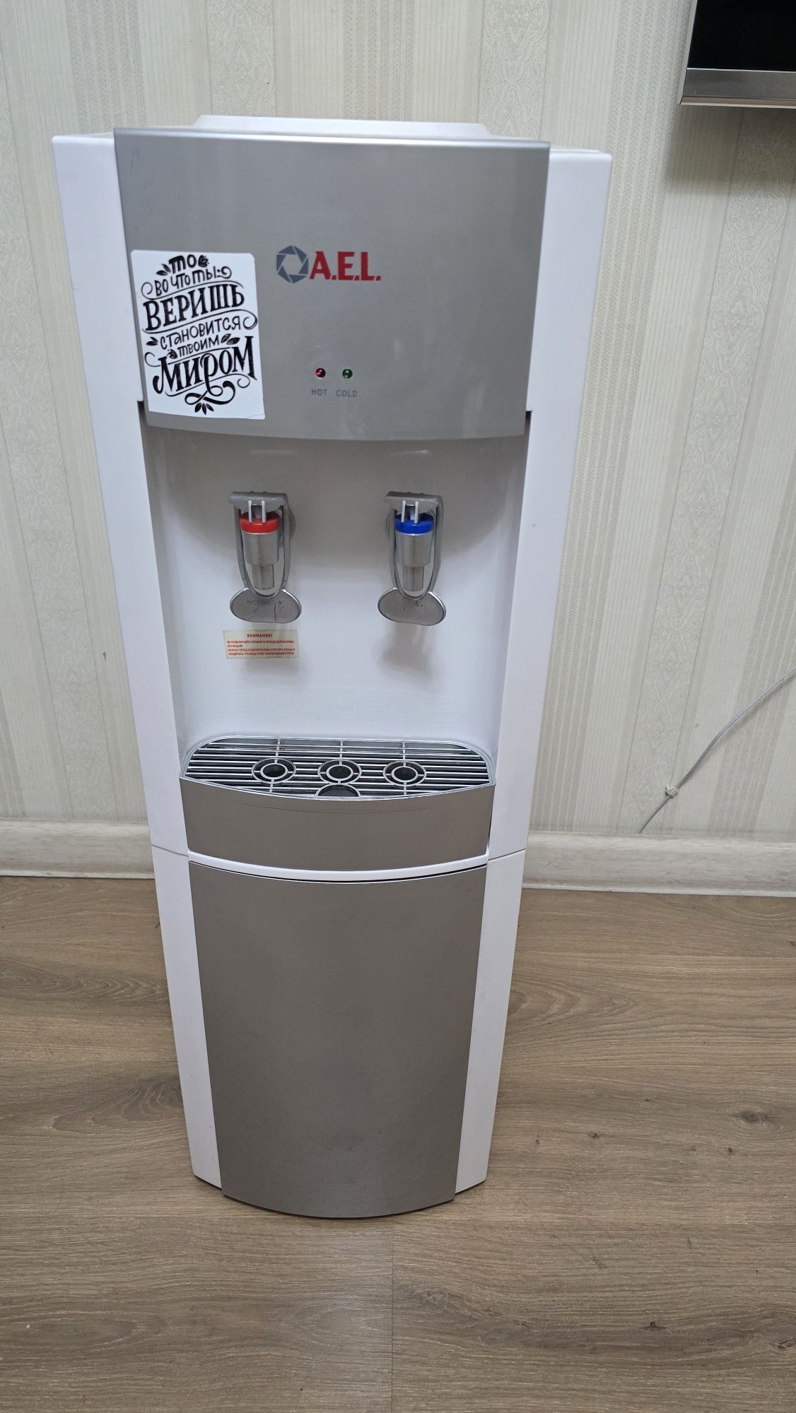 Продам кулер для воды в отличном состоянии!