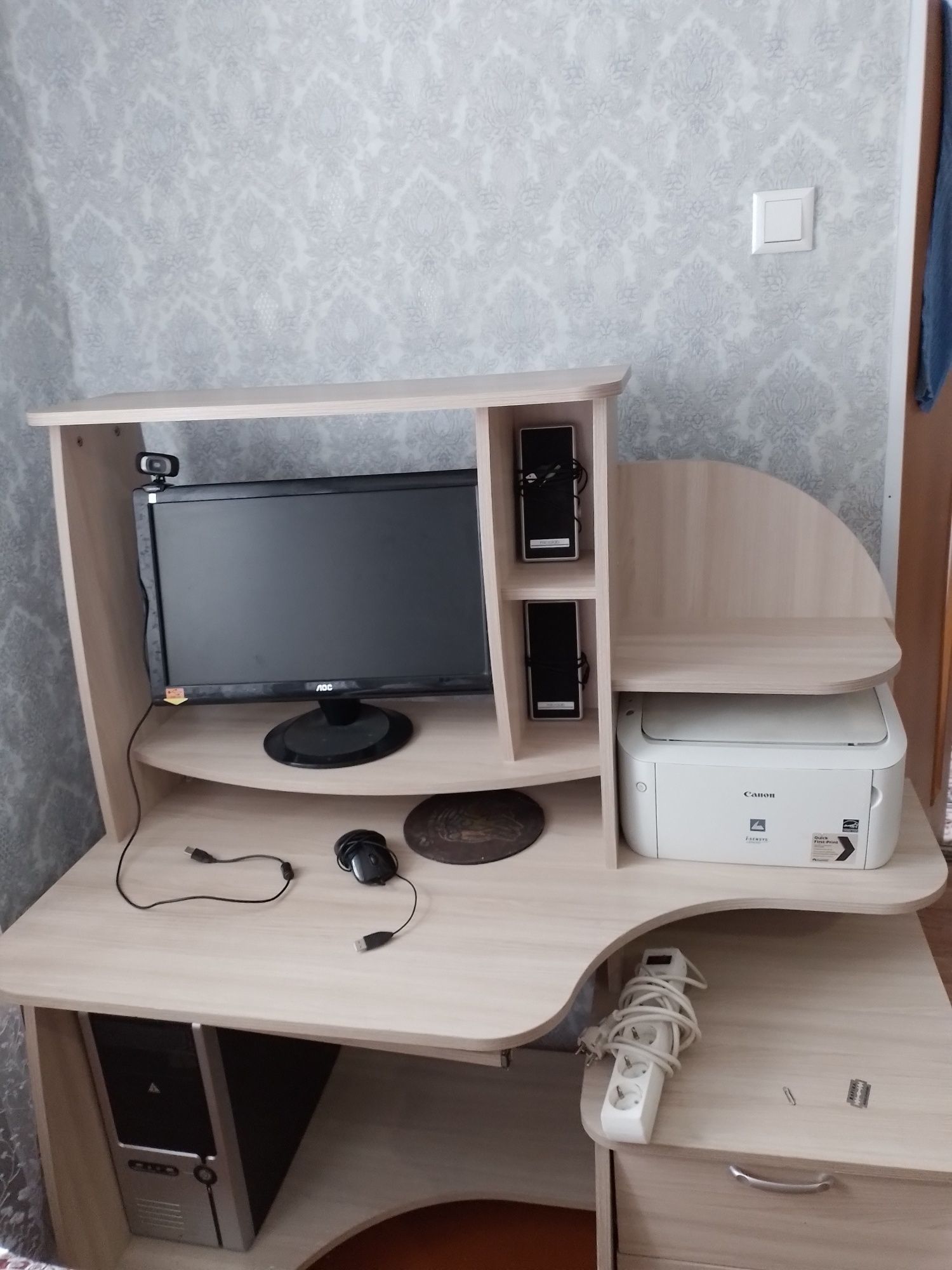 Компьютер б/у.компьютерный стол