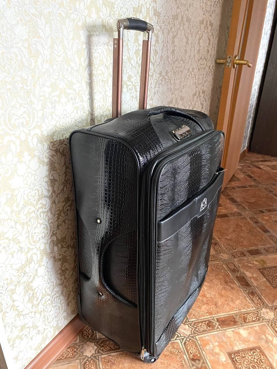 Продам чемодан .