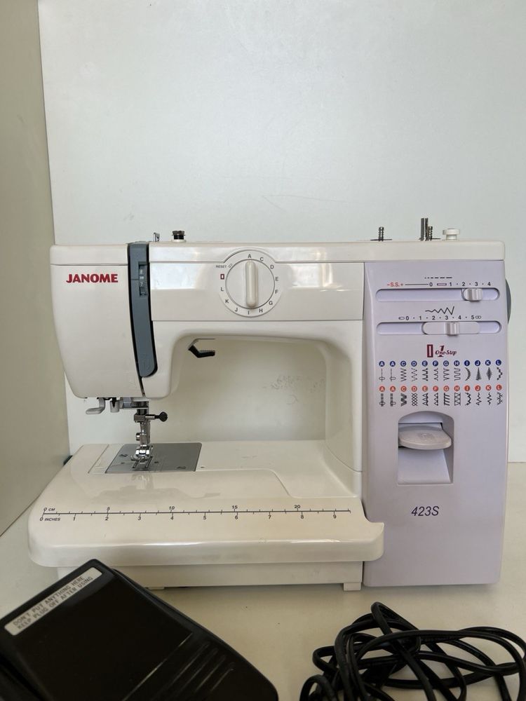 Продам швейную машинку Janome 423S