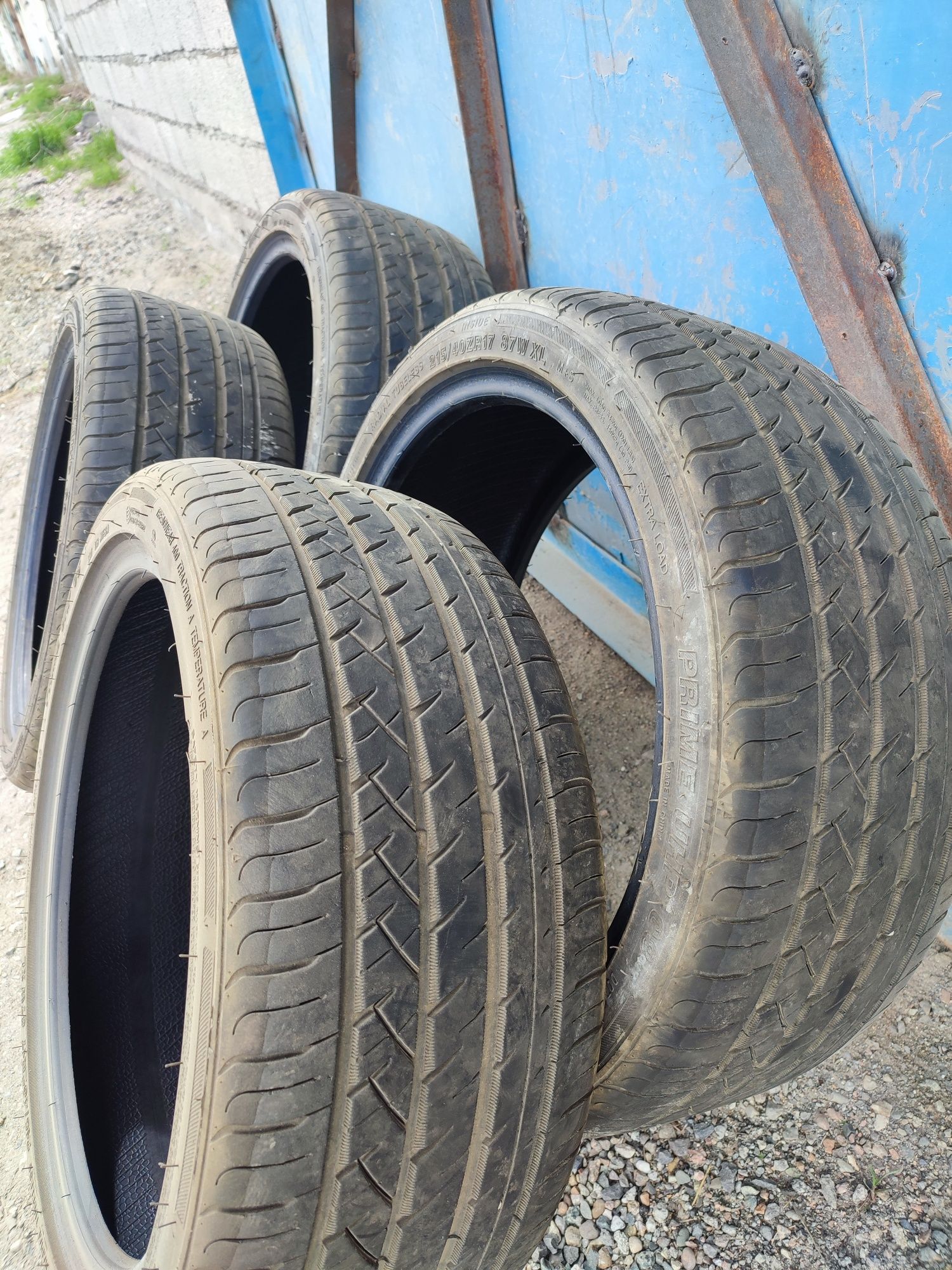 Летняя резина 215/40/R17.