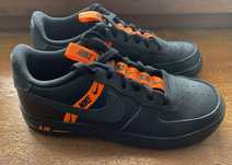 Обувь. Nike Air Force 1. Чёрные низкие с оранжевыми элементами.