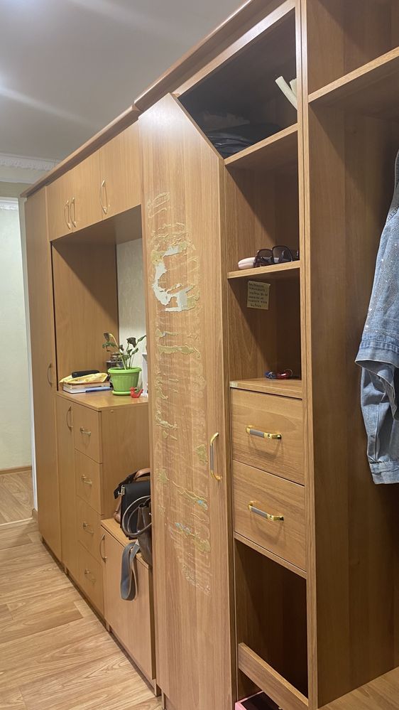 Большой шкаф для прихожки