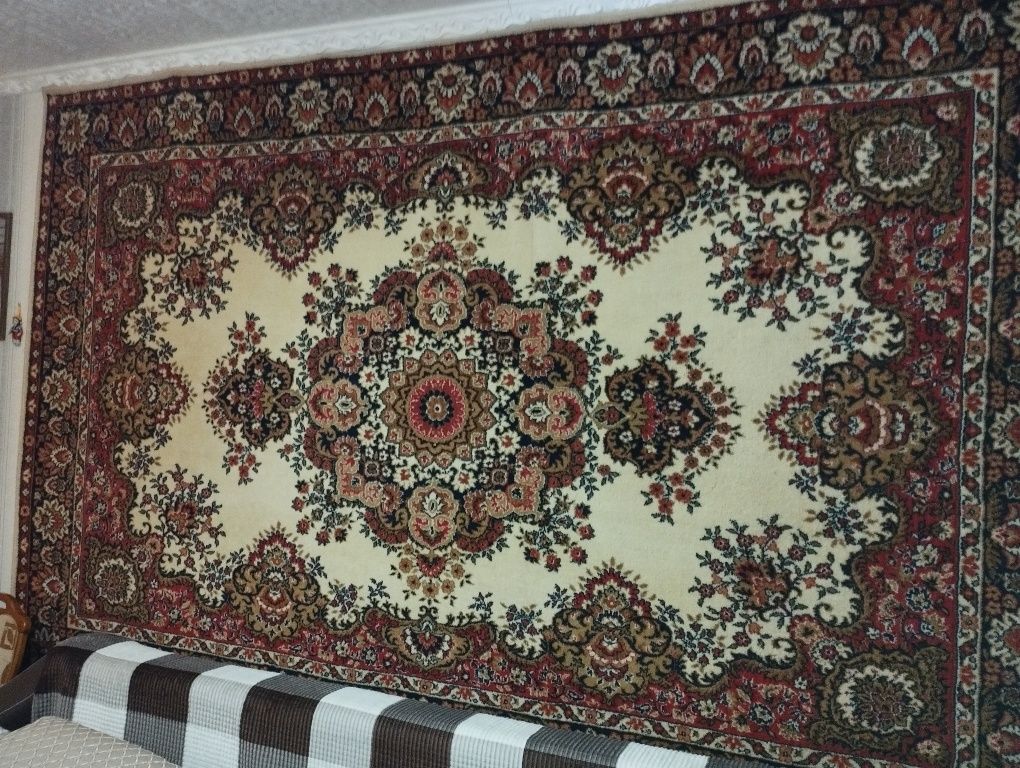 Продам натуральный ковер,очень красивый.