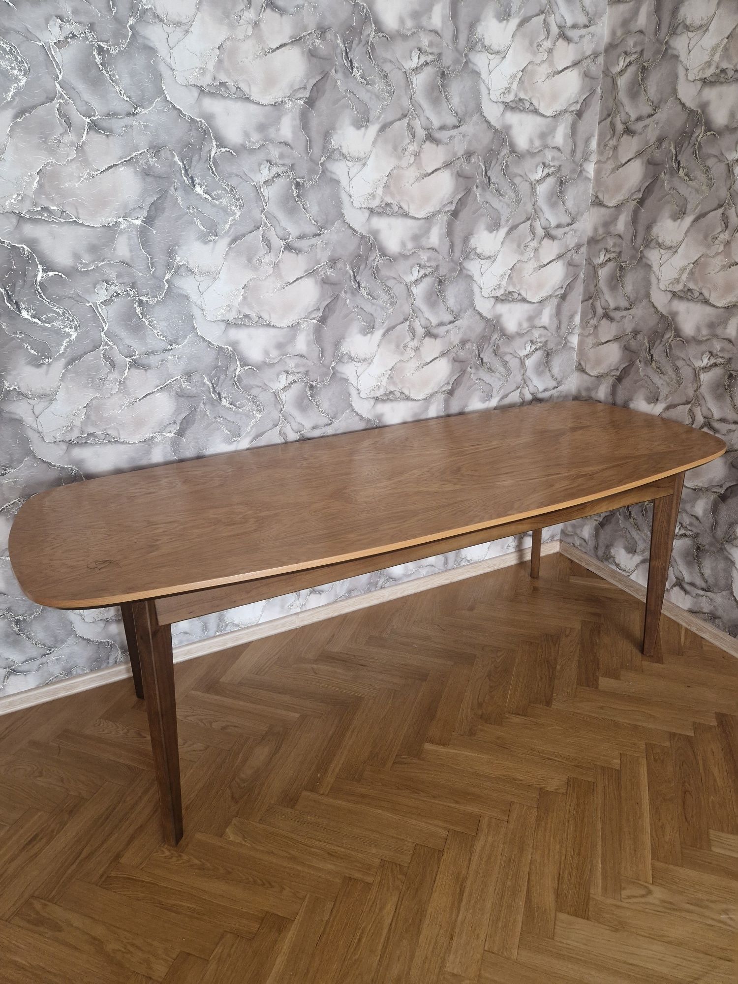 Продаётся стол для гостиной