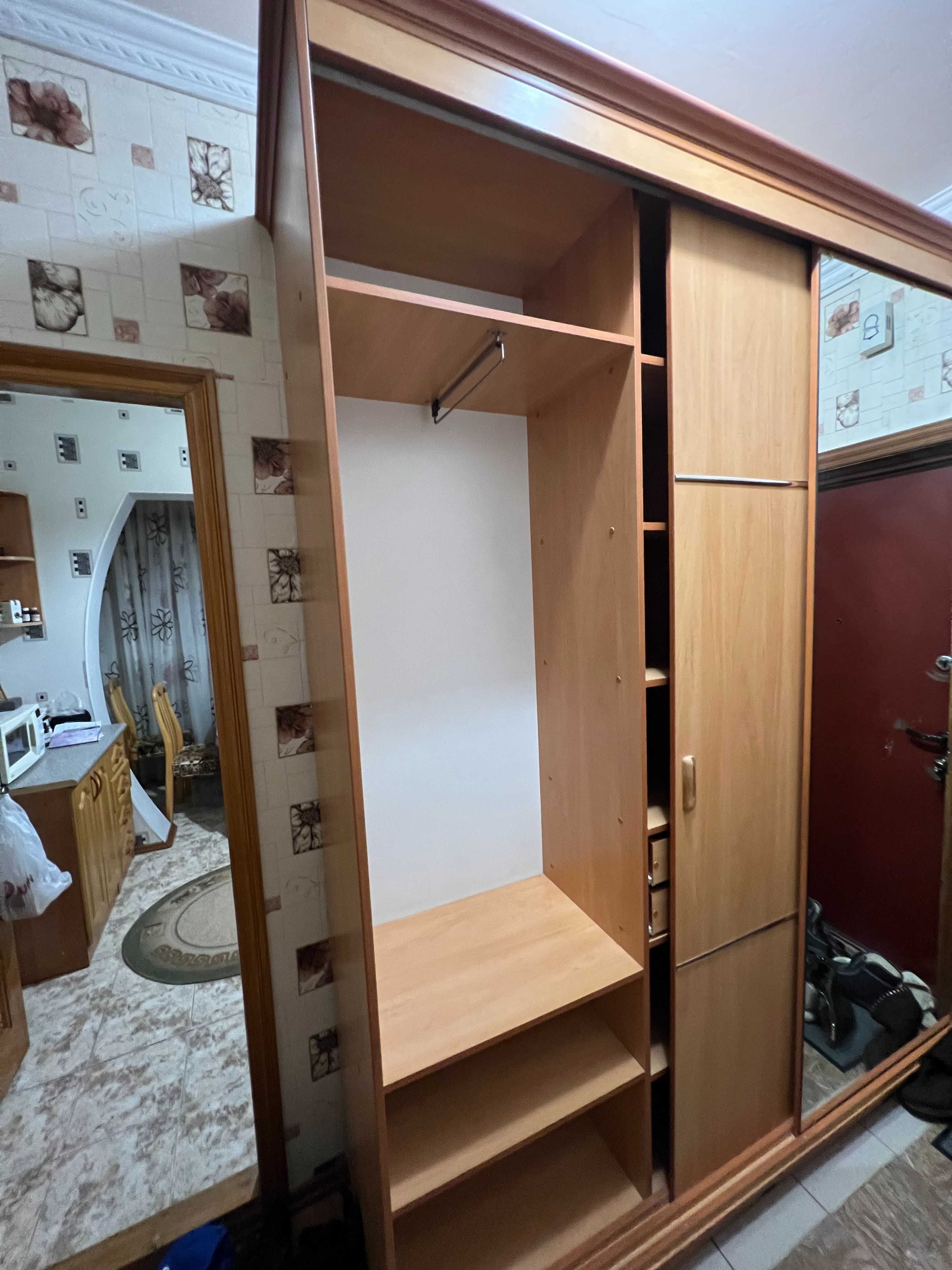Шкаф с тремя раздвижными дверями (деревянный)