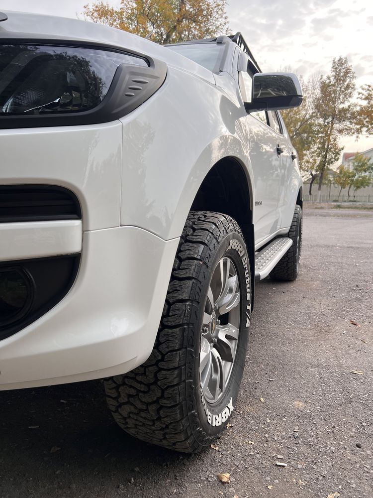 Накладки на фары, ручки.Chevrolet trailblazer