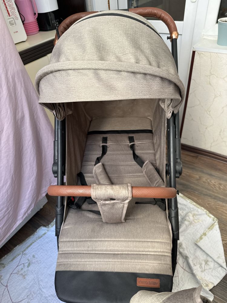 Коляска продаю год пользовалась.состояние отличное