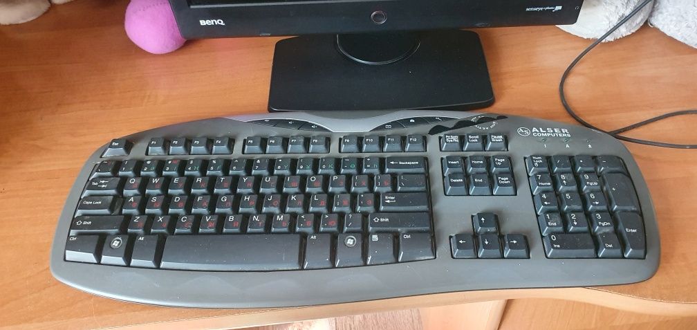 Продаётся компьютерный монитор и клавиатура