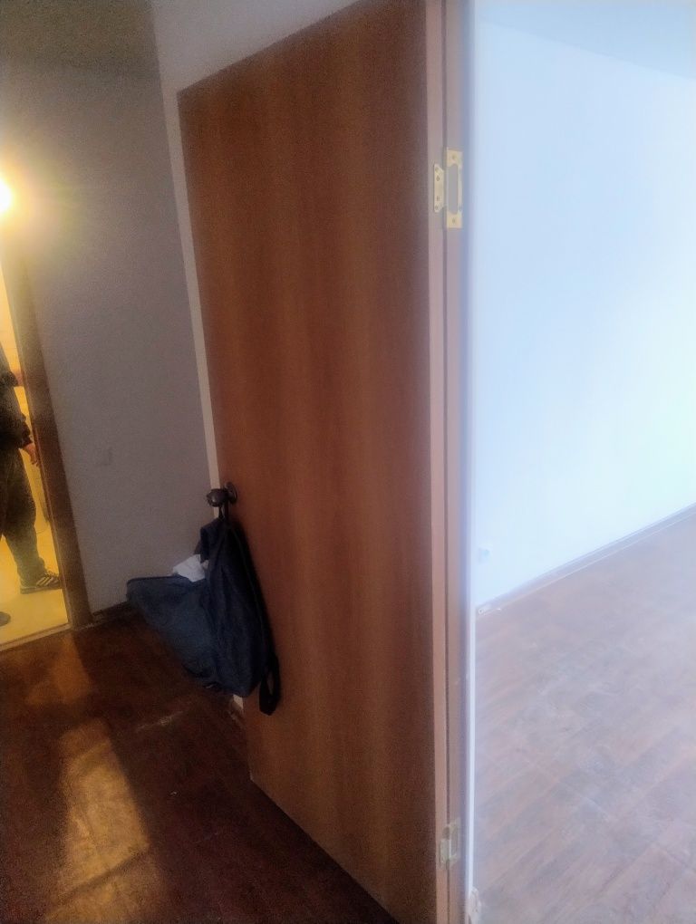 Продам двери 80и60см, раковина, линолеум около 35м2.