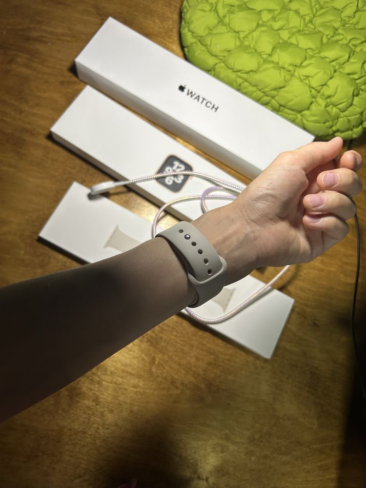 Эпл вотч :Apple Watch SE 40mm Gold Aluminum Case Starlight Sport Band