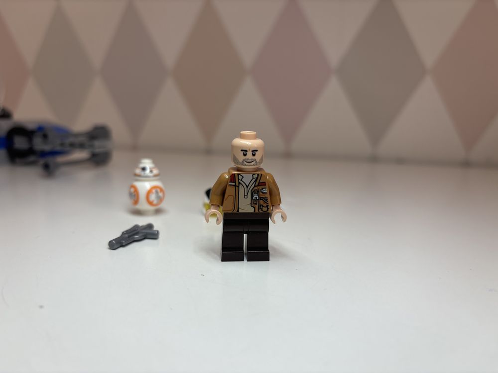 Продаю СРОЧНО  LEGO Star Wars Resistance 75297 Истребитель X-Wing (TM)