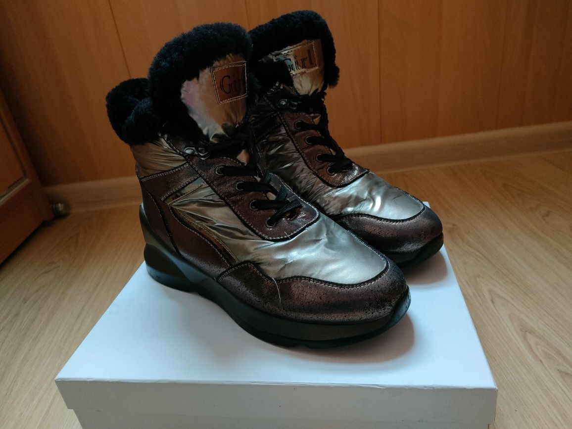 Продам зимние ботинки дутики