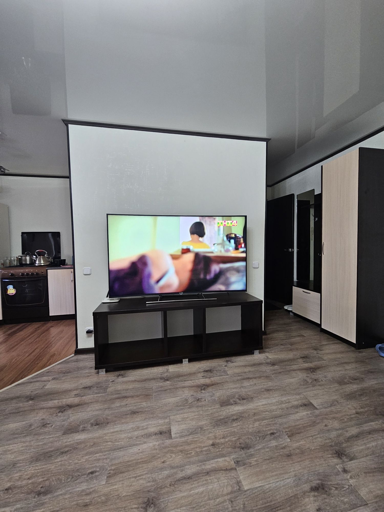 2-комнатнаяЛЮКСкоролевская кровать,огромный диван,TV165см,ваннаJACUZZI