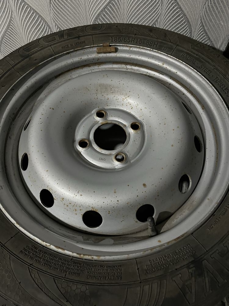 Продам 5 покрышек с дисками 185/65R15 Лето