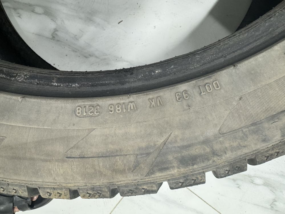 Pirelli 295/40/21 комплект