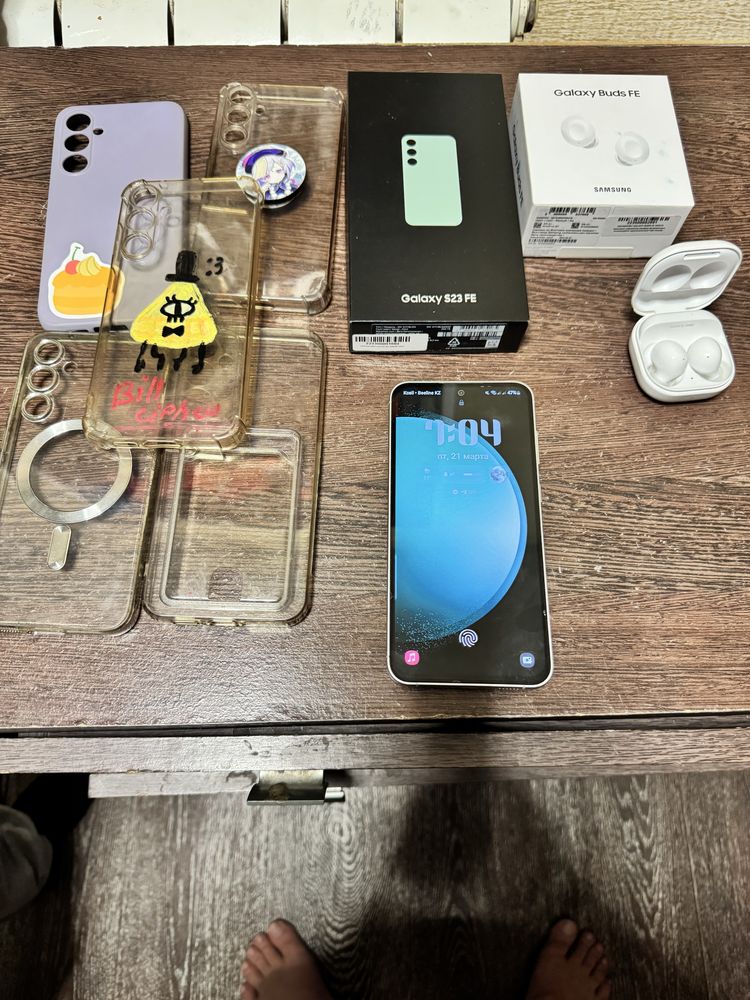 Samsung S23 FE 256gb + наушники Burds FE и чехлы