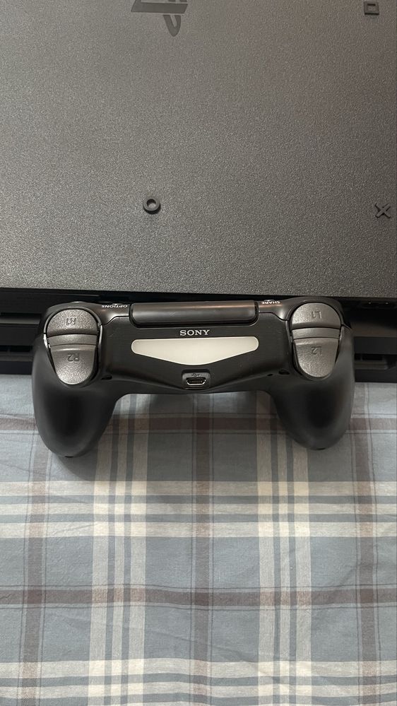 Продам playstation 4 pro 1 TB в хорошем состоянии
