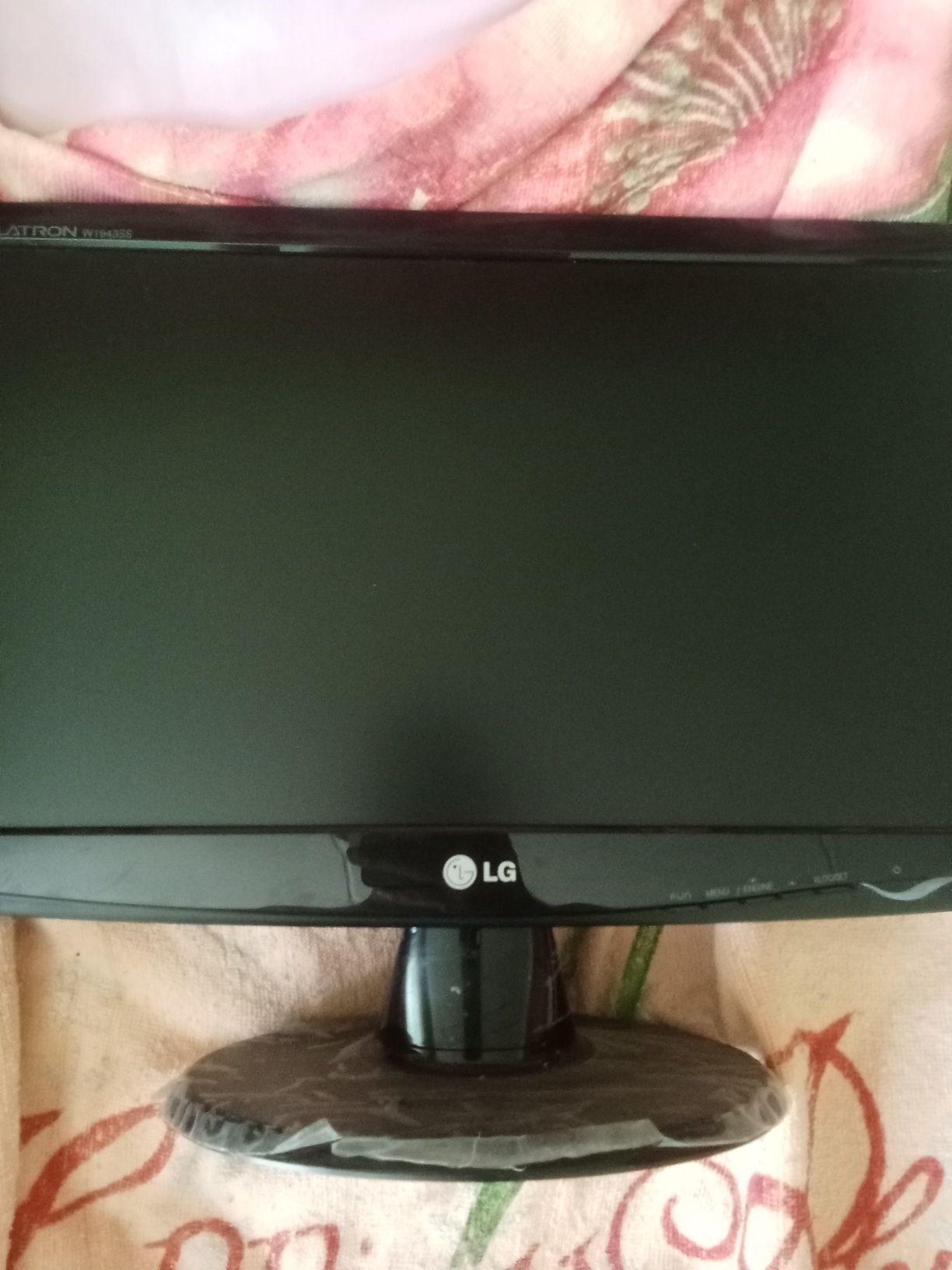 Продам экран  LG FLATRON 19ДЮЙМОВ   полностью рабочий без дефектов