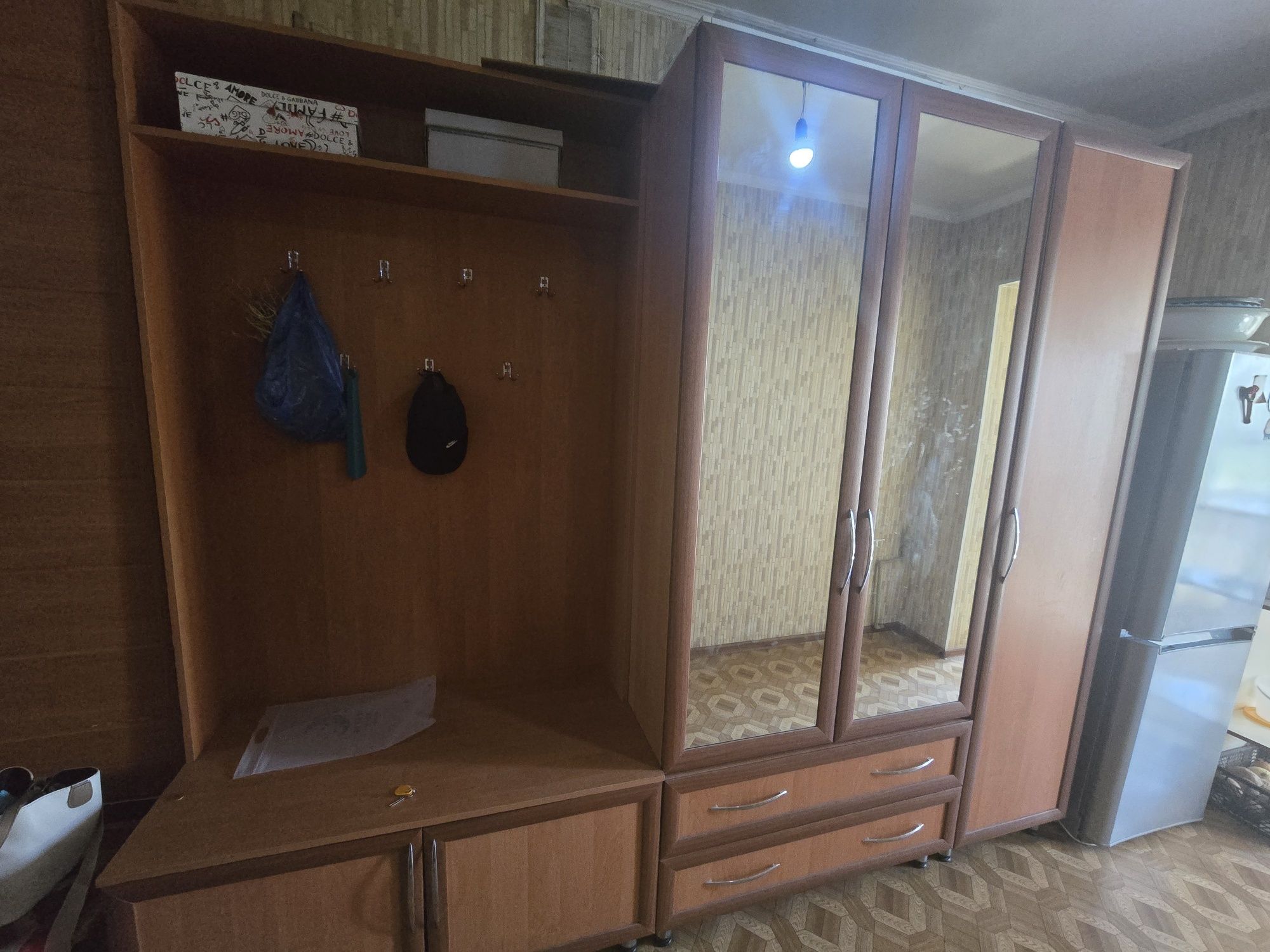 Прихожий с шкафом