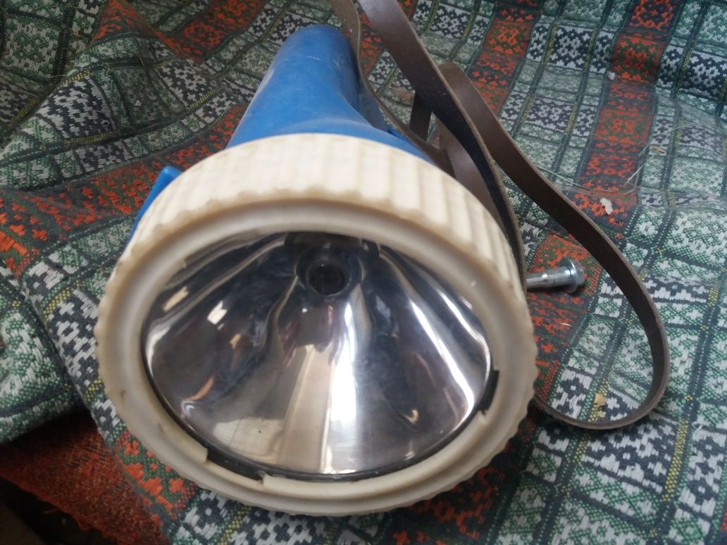 продам отличный мощный фонарик