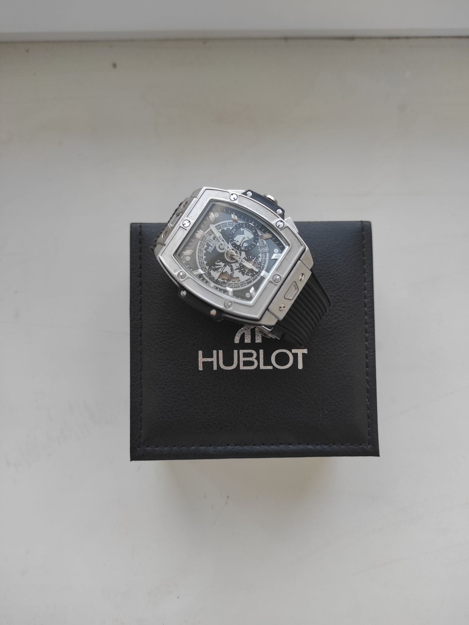 Продам часы Hublot