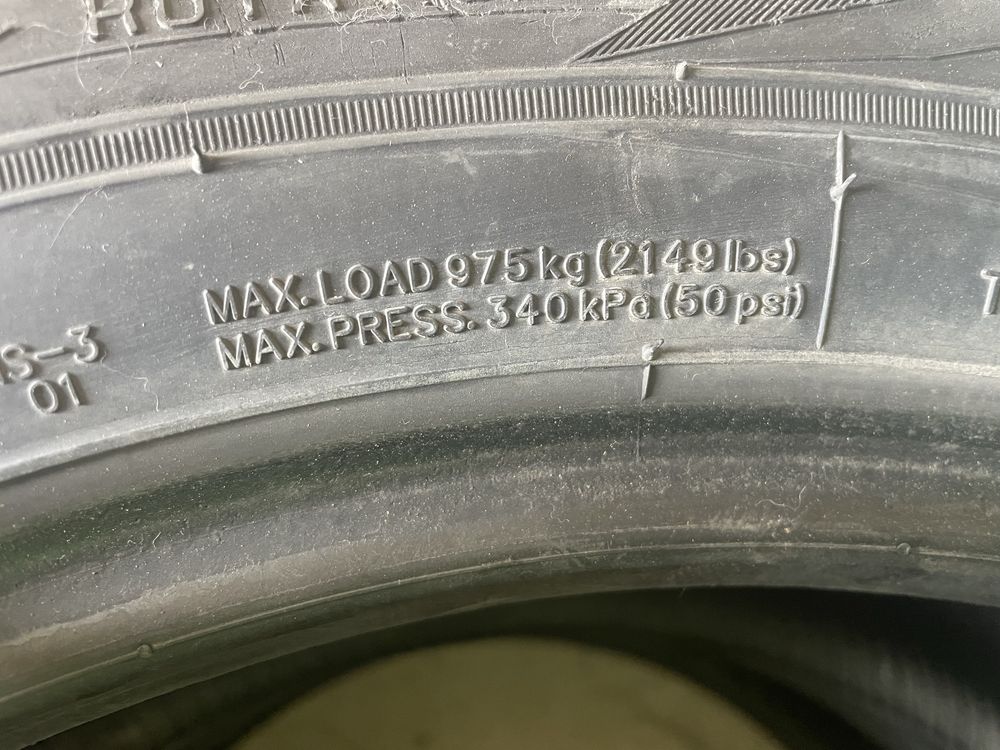 Продам зимнюю шипованную резину маxxis