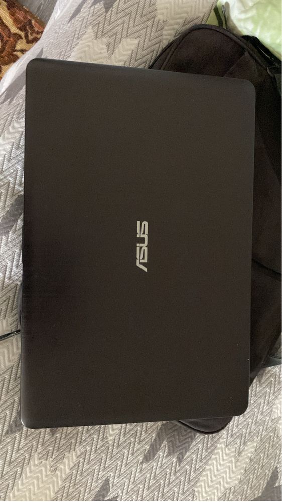 Ноутбук acer в продаже трещина ниче нету . Только экран зависает…………..