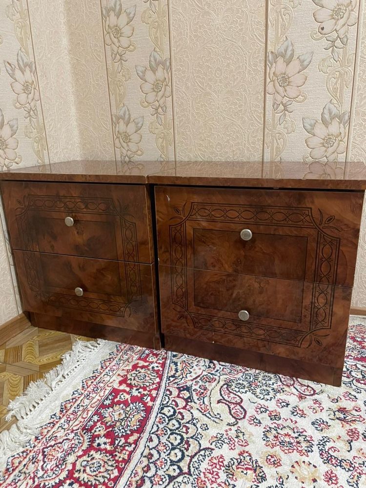 продам стол стулья и сервант + в подарок спальный гаритур