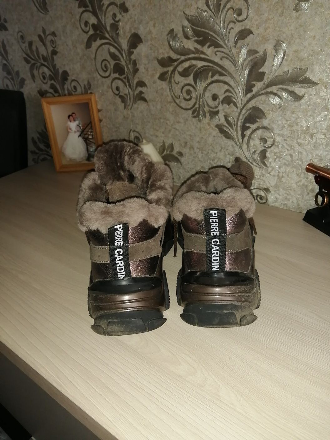 Продам женские зимние кроссовки