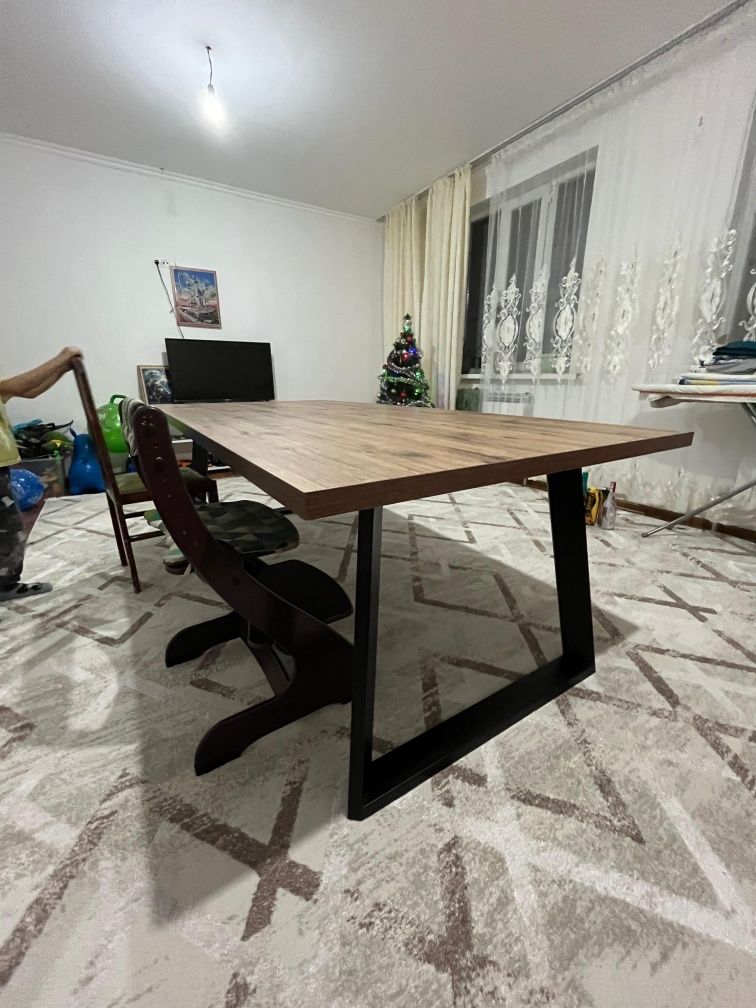 Продается стол для гостиной
