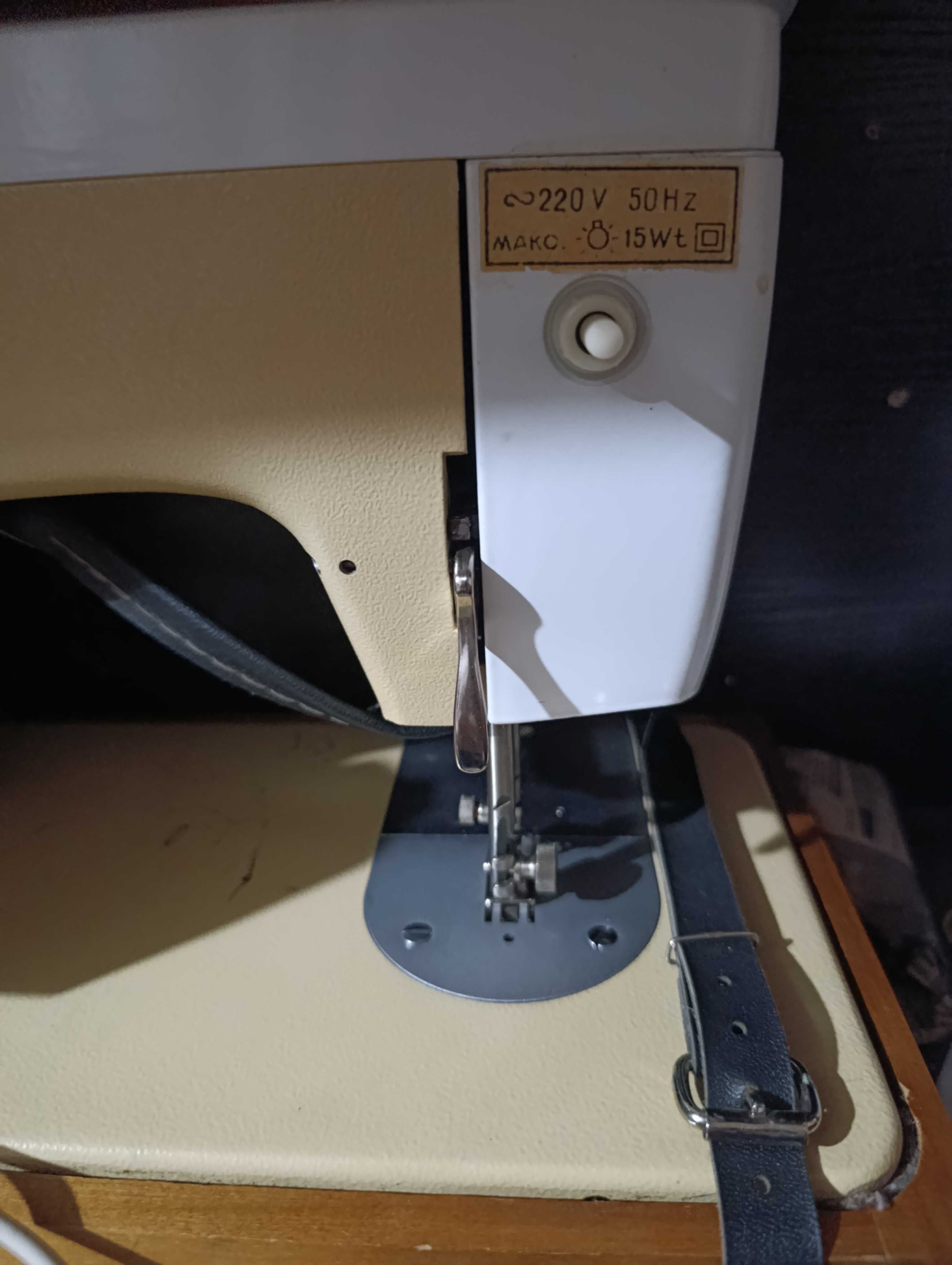 Продам швейную машинку чайка 132