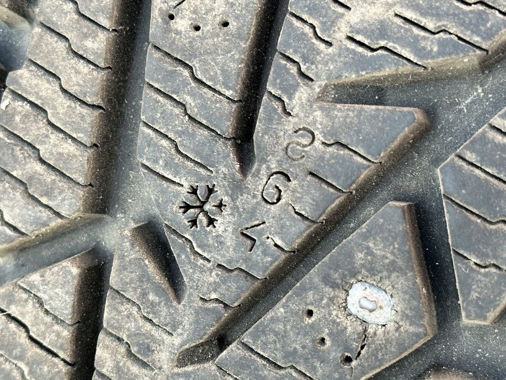 Зимняя резина 215/50 17 Nokian