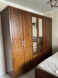 Продам спальный гарнитур из красного из дерево. В хорошем  состояние.